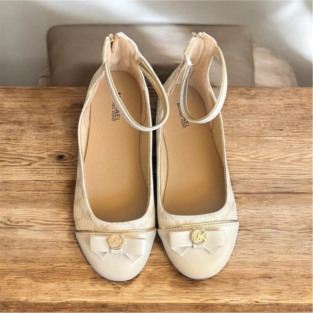 1C Michael Kors Cream Dress Shoes with Gold Emblem
